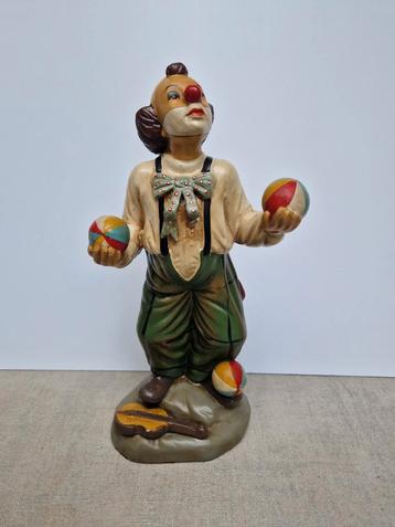 Jonglerende clown beeldje beschikbaar voor biedingen