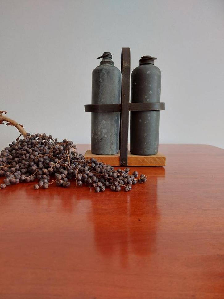 Decoratief Brocante flessenrek met Zinken Kruiken, Antiek en Kunst, Curiosa en Brocante, Ophalen of Verzenden