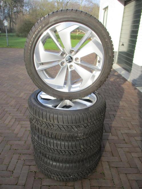 Originele Skoda Octavia 18 inch winterbanden NIEUWSTAAT RS, Auto-onderdelen, Banden en Velgen, Banden en Velgen, Winterbanden