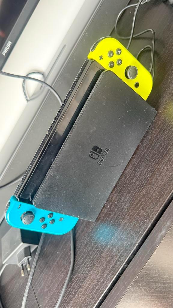 Nintendo Switch met games en accessoires, Spelcomputers en Games, Spelcomputers | Nintendo Switch, Gebruikt, Switch Original, Met 2 controllers