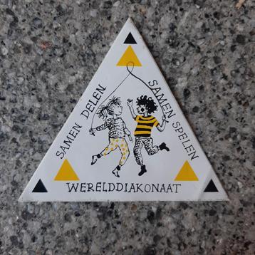 Vintage Driehoekige sticker samen spelen samen delen  beschikbaar voor biedingen