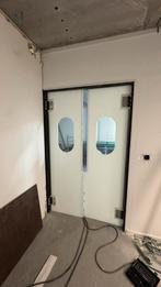 Horeca pendeldeuren wit | Klapdeuren met ramen | 134x222 cm, Doe-het-zelf en Verbouw, Deuren en Horren, Ophalen, Kunststof, Zo goed als nieuw