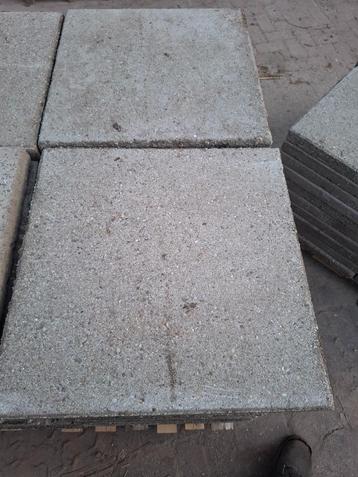 26m² 50x50, grijs, gebruikt, op pallet beschikbaar voor biedingen