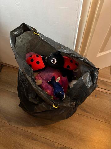 Zak vol knuffels beschikbaar voor biedingen