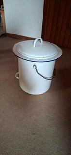 Emaille emmer (pispot) met deksel, Ophalen