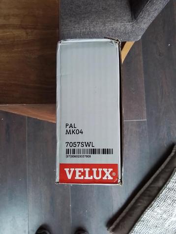 Te koop nieuw VELUX dakraam jaloezie PAL MK04 7057SWL beschikbaar voor biedingen