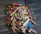 Houten treinspoor en attributen, Kinderen en Baby's, Speelgoed | Houten speelgoed, Ophalen, Gebruikt, Rij- of Hobbelspeelgoed
