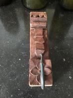 Antiek houten ornament met smeedijzeren  haak, Huis en Inrichting, Woonaccessoires | Kapstokken, Verzenden, Hout, Wandkapstok