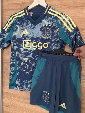 Ajax tenue 2024 beschikbaar voor biedingen
