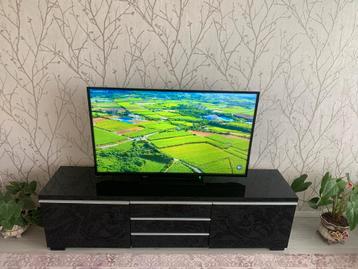 Toshiba tv en tv kast beschikbaar voor biedingen