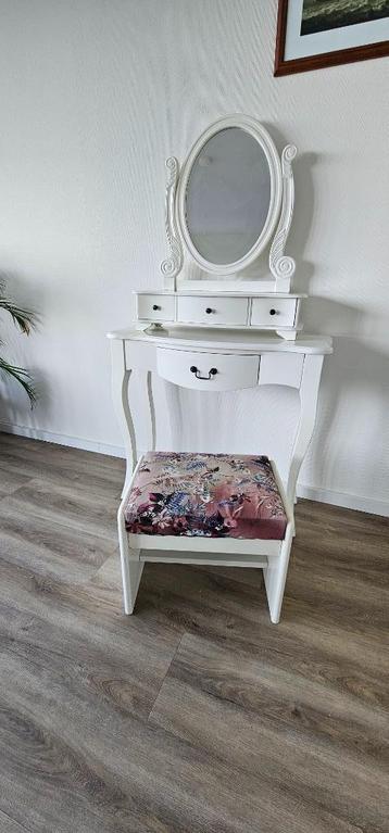 Kaptafel/ Make-uptafel  beschikbaar voor biedingen