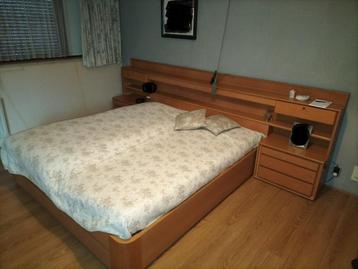 twee-persoons bed hout (matras: 2.00x1.80m)