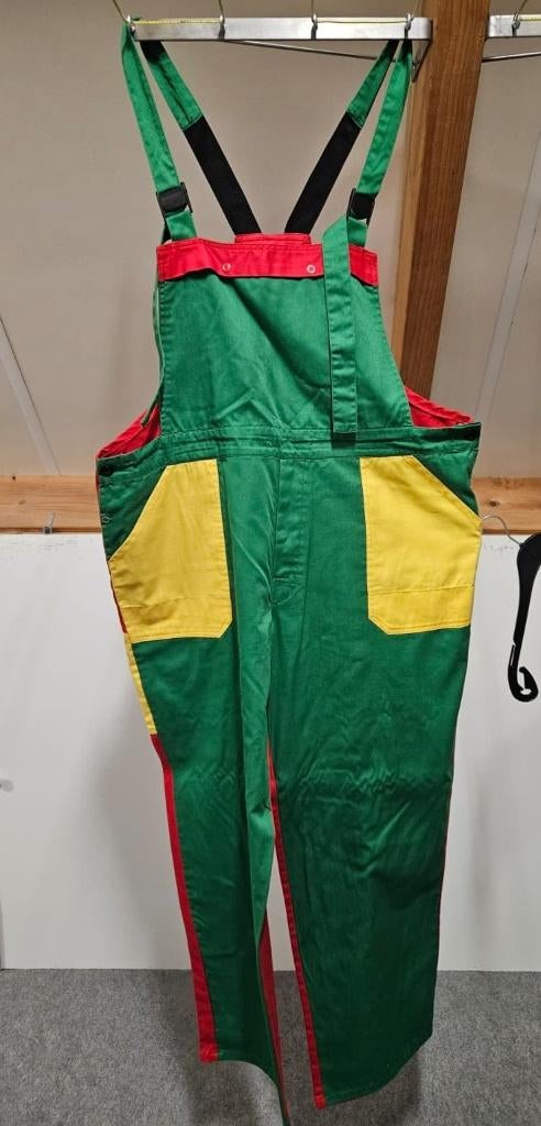 carnaval tuinbroek XL in rood/geel/groen, Ophalen, Carnaval, Maat 56/58 (XL), Zo goed als nieuw