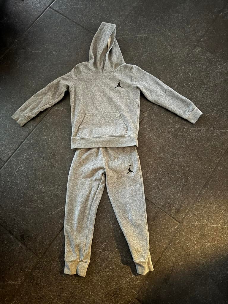 Mooi grijs Nike Air Jordan trainingspak / joggingpak 110-116, Kinderen en Baby's, Kinderkleding | Maat 110, Ophalen of Verzenden