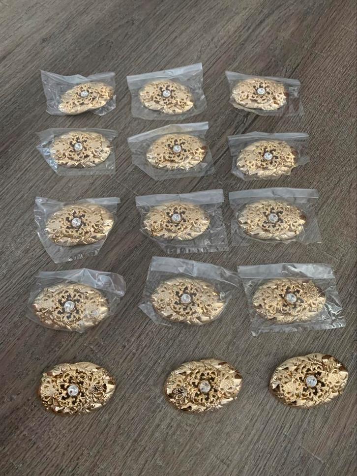 Partij 15 stuks goudkleurige broches, Sieraden, Tassen en Uiterlijk, Broches, Nieuw, Overige materialen, Goud, Ophalen of Verzenden