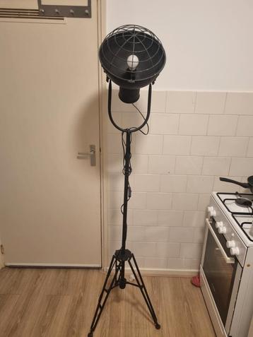 Industriële vloerlamp met statief beschikbaar voor biedingen