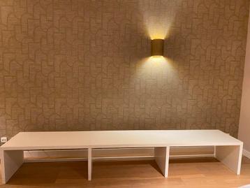 Prachtig op maat gemaakte wandbank beschikbaar voor biedingen
