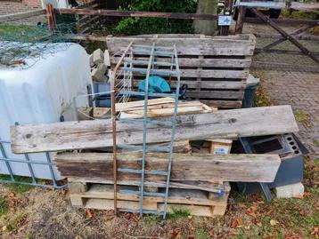 Gratis hout / ijzer / klinkers beschikbaar voor biedingen