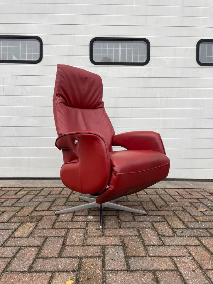 Nette draaibare rode leren relax fauteuil / relax stoel, Huis en Inrichting, Fauteuils, Ophalen