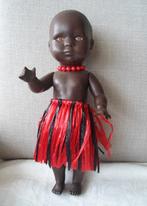 Wildebras donkergetinte pop met tropenrokje/ raffiarokje., Verzamelen, Poppen, Ophalen of Verzenden, Zo goed als nieuw, Pop
