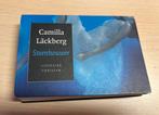 Camilla Läckberg Steenhouwer dwarsligger, Ophalen of Verzenden, Zo goed als nieuw