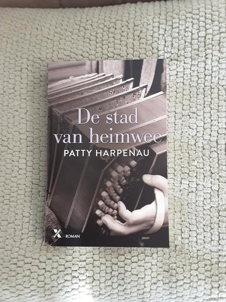 Patty Harpenau----De stad van heimwee romans, Boeken, Romans, Nieuw, Nederland, Ophalen of Verzenden