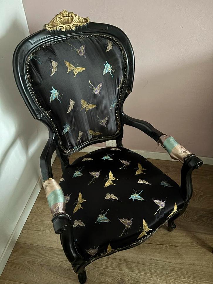 Antieke stoel met vlinderpatroon, Antiek en Kunst, Antiek | Meubels | Stoelen en Banken, Ophalen