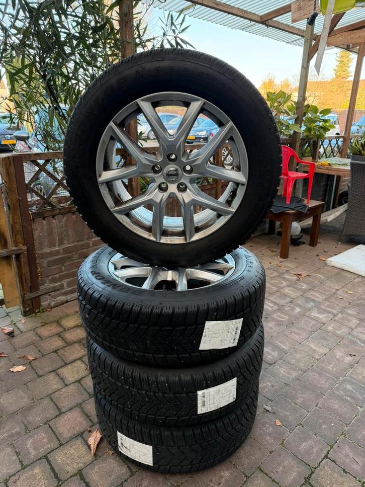 Volvo xc60 velgen + winterbanden, Auto-onderdelen, Banden en Velgen, Velg(en), Winterbanden, 18 inch, 235 mm, Personenwagen, Gebruikt