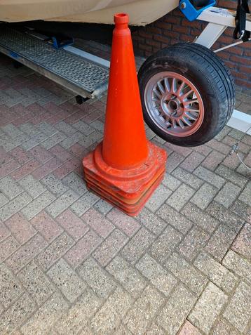 Verkeerskegels / Pionnen - 75cm Hoog beschikbaar voor biedingen