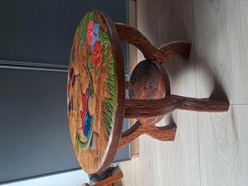 Houten kindertafel met krukjes beschikbaar voor biedingen