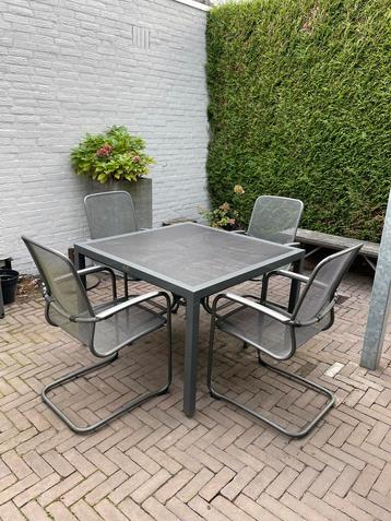 Mooie Tuinset - 4 stoelen + tafel beschikbaar voor biedingen