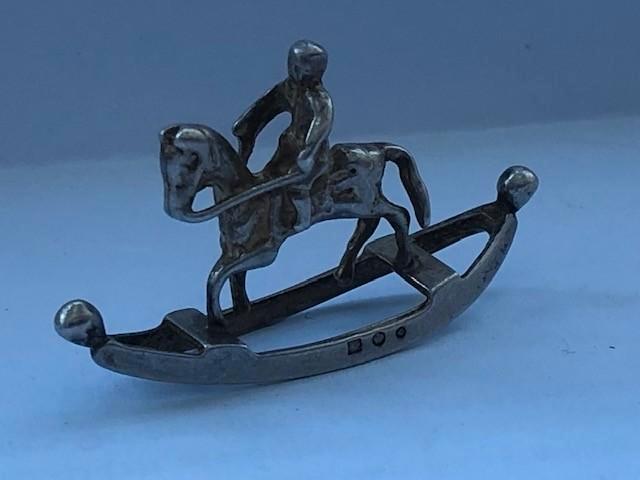 Zilveren miniatuur jongen op hobbelpaard, Van Kempen Begeer, Antiek en Kunst, Antiek | Goud en Zilver, Zilver, Verzenden