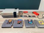 Nintendo NES 1985  + 2 Controllers + Zapper + 4 Games, Spelcomputers en Games, Spelcomputers | Nintendo NES, Ophalen of Verzenden