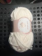 white yarn 100g, Hobby en Vrije tijd, Ophalen of Verzenden, Nieuw, Haken, Patroon of Boek
