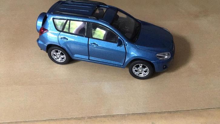 TOYOTA RAV 4 ZEER GESLAAGD ITEM PRACHT KLEUR ZIE JE WEINIG, Hobby en Vrije tijd, Modelauto's | 1:43, Nieuw, Auto, Overige merken