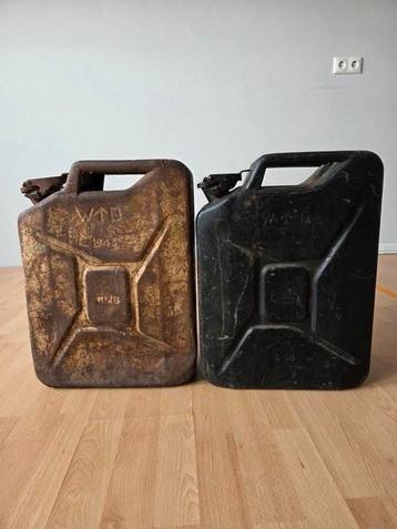 2 WD jerrycans, 1 goede en 1 mindere  beschikbaar voor biedingen