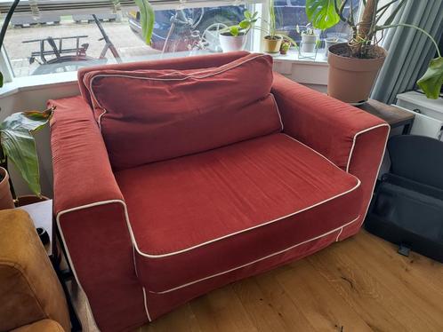 Rood tweezits bankje - gebruikt in goede staat., Huis en Inrichting, Banken | Bankstellen, Gebruikt, Rechte bank, Tweepersoons