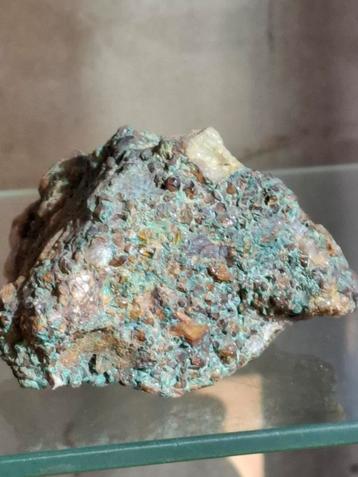 Ruwe edelsteen malachiet met citrien kristallen mineralen beschikbaar voor biedingen