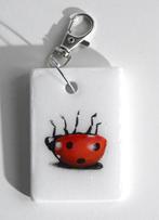 Lieveheersbeestje geschilderd op een stenen sleutelhanger, Antiek en Kunst, Ophalen of Verzenden