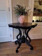 Zwart bijzettafetje met sierlijk houtsnijwerk, Ophalen