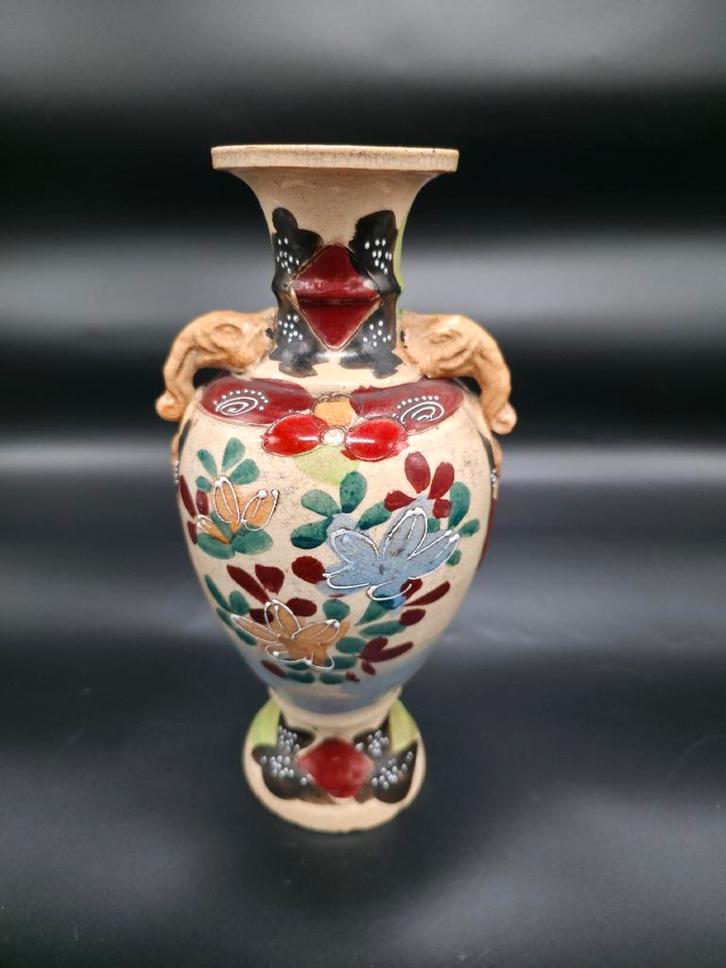 Chinese vaas met olifantenoren en vrolijke kleuren, Antiek en Kunst, Antiek | Vazen, Ophalen of Verzenden