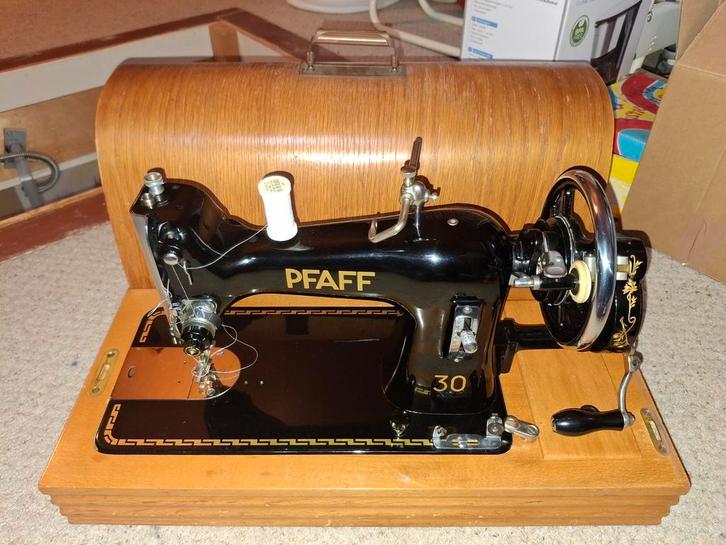 Als nieuw!Mooie vintage Pfaff handnaaimachine met toebehoren, Antiek en Kunst, Antiek | Naaimachines, Ophalen