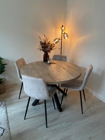 Eettafel Bressano + 4 eetkamerstoelen Tess beschikbaar voor biedingen