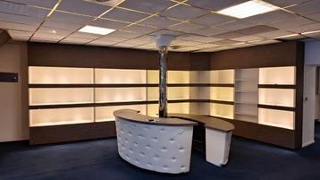 Grote luxe kastenwand met verlichting, kleppen en lades beschikbaar voor biedingen