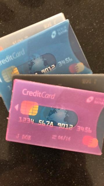 Bankpashouder in blauw/roze/wit/grijs beschikbaar voor biedingen