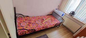 Meegroeibed Ikea met grote lattenbodem en grote matras beschikbaar voor biedingen