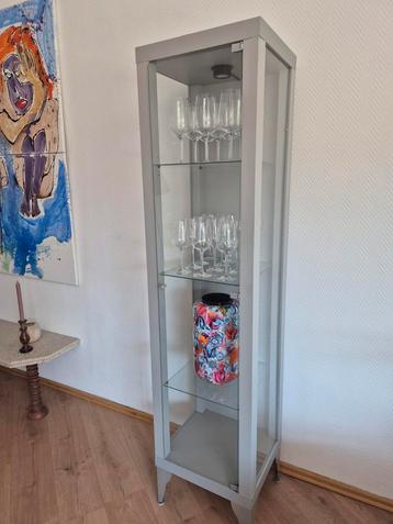 Vitrinekast / Displaykast met glazen planken beschikbaar voor biedingen
