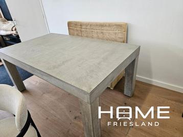 Moderne Rechthoekige Betonnen Eettafel beschikbaar voor biedingen