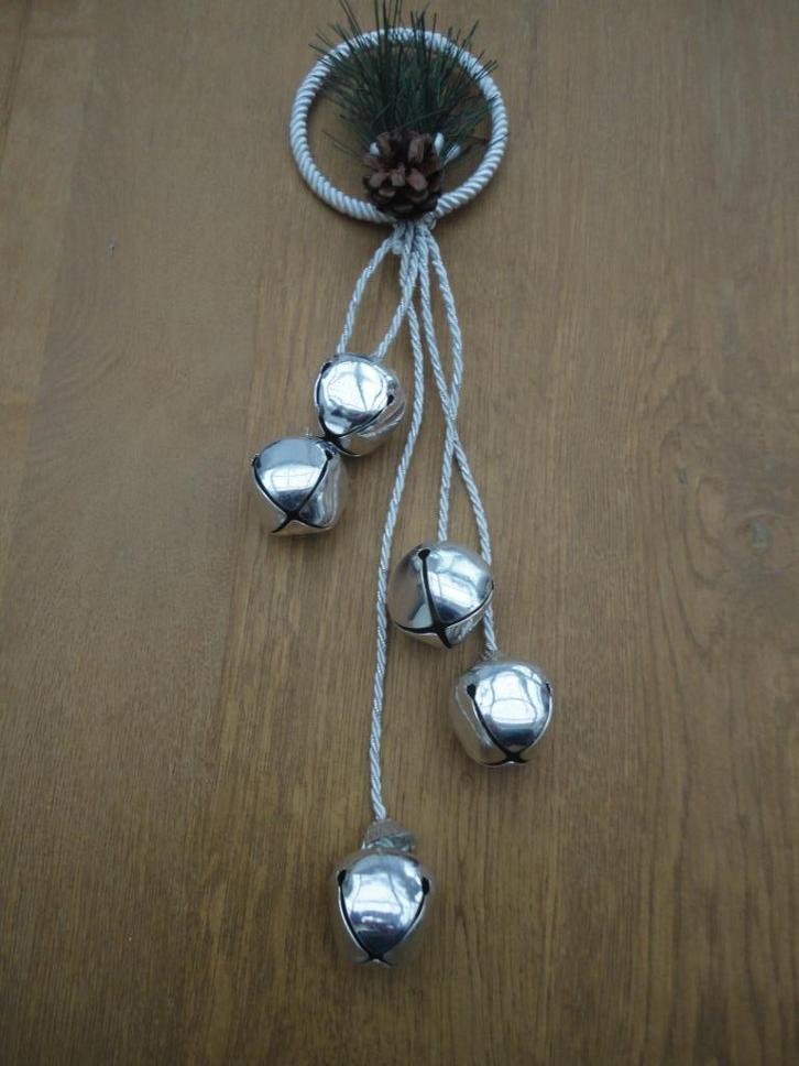 Mooi vintage kerstornament c.q. decoratie 5 bellen, Diversen, Kerst, Gebruikt, Ophalen of Verzenden