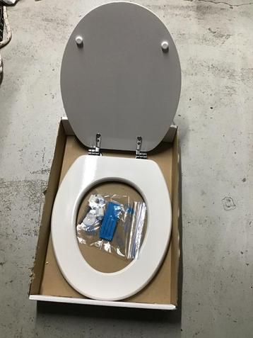 Wc bril met deksel beschikbaar voor biedingen